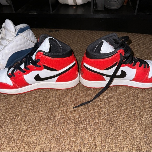 Jordan 1 Chicagos - Picture 2 of 7